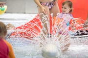 Kinder geniessen die willkommene Abkühlung im Wasser in der Badi Buochs-Ennetbürgen. (Bilder: Nadia Schärli, 27. Juni 2019)