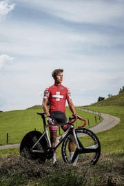 Nicoló de Lisi mit seinem letztjährigen Bahnrad in Gossau, wo er wohnt und trainiert. (Bild: Michel Canonica)