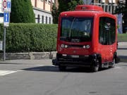 Berns autonomer Kleinbus ist rot - wie die grossen Busse von Berns städtischen Verkehrsbetrieben Bernmobil. (Bild: KEYSTONE/ADRIAN REUSSER)