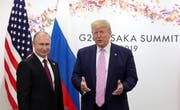 Russlands Präsident Wladimir Puting und US-Präsident Donald Trump vor ihrem Treffen am G20 in Osaka. Bild: Michael Klimentyev/EPA (Osaka, 28. Juni 2019)