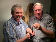 Walter Bär-Vetsch (rechts) übergibt Rolf Gisler-Jauch das Werk «Kraft aus einer andern Welt – Zeichen und Handlungen des Volksglaubens und der Volksfrömmigkeit in Uri» auf einem Datenträger für die Aufnahme ins Urikon. (Bild: PD)