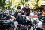 Faszinierend: Ein Mitglied des «Stonecourt» erklärt einem Rodtegg-Bewohner den Harley-Davidson. (Bild: Manuela Jans-Koch, Luzern, 28. Juni 2019)