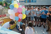 Norina und Kaja fiel die Ehre zu, die Zeitkapsel zu versenken. Die beiden Schülerinnen der ersten Oberstufe hatten die Idee, ein Buch für die Zeitkapsel zu gestalten und gewannen damit einen internen Wettbewerb. (Bild: Sabine Camedda)