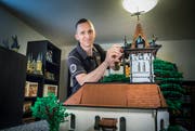 Andreas Krähenbühl und sein Lego-Modell der Kirche Oberhofen, das er selbst gebaut hat. (Bild: Andrea Stalder)