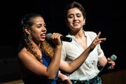 Diplomfeier der Wirtschaftsmittelschule Zug WMS an der Kanti Zug. Suleika Strueby und Caroline Knaack boten eine Ueberaschungsdarbietung mit einem aktuellen Popsong. (Bild: Christian H. Hildebrand, Zug, 28. Juni 2019)