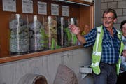 Rohmaterial: Werner Wieland informiert über Gestein, das zu Steinwolle verarbeitet wird. (Bild: Jerry Gadient)
