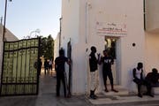 Afrikanische Migranten beim von der Schweiz unterstützten Migrationszentrum in Medenine. Bild: Fathi Nasri/AFP (28. August 2018)