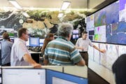 Meteorologe Roland Mühlebach (rechts) in der Prognose- und Flugwetterzentrale von Meteo Schweiz am Flughafen Zürich. Bild: Severin Bigler (26. Juni 2019)