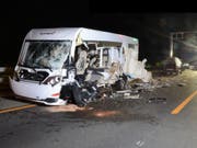 Bei einer Frontalkollision auf der A2 in Eptingen BL ist an diesem Wohnmobil Totalschaden entstanden. Die Insassen kamen mit leichten Verletzungen davon. (Bild: Polizei Basel-Landschaft)