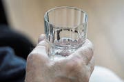 In der Hitze ist es nicht nur, aber insbesondere für Senioren wichtig, viel Wasser zu trinken. (Bild: Keystone/Werner Krüper)