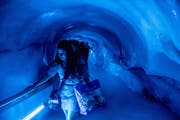 Hier ist es garantiert kühl: In der Eisgrotte auf dem Titlis.