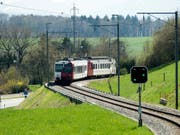 Ein Zug der Freiburgischen Verkehrsbetriebe - hier zwischen Freiburg und Murten. (Bild: KEYSTONE/PETER SCHNEIDER)