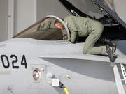 Der bundeseigene Rüstungskonzern Ruag hat von der Armee zu viel Geld verlangt für Unterhalts- und Reparaturarbeiten. (Bild: KEYSTONE/PETER KLAUNZER)