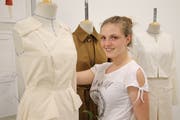 Alena Planzer präsentiert ihr «Moulure», den Prototyp ihres selbst designten Kleids für die Abschlussarbeit. (Bild: Remo Infanger, Altdorf, 27. Juni 2019)