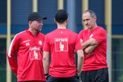 FCL-Chefcoach Thomas Häberli (rechts) bespricht sich mit Assistent Manuel Klökler (links) sowie Athletiktrainer und Leistungsdiagnostiker Michael Müller. (Bild: Martin Meienberger/Freshfocus, Luzern, 17. Juni 2019)