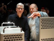 Der jahrelange Design-Chef des Apple-Konzerns, Jony Ive (rechts), verlässt das Unternehmen und macht sich selbständig. (Bild: KEYSTONE/AP/JEFF CHIU)
