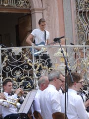 Gitarrist Tobias Engeler bei seinem Soloauftritt vor dem Rathaus.