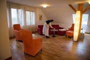 Das Kloster Rickenbach bot Zimmer an für Leute, die Ruhe suchten. Künftig werden Zimmer und Räume wie dieser Aufenthaltsraum anders genutzt. (Bild: Dominik Wunderli, 25. November, 2016)