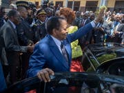 Zu selten zu Hause, findet die Opposition Kameruns: Sicherheitskräfte von Präsident Paul Biya haben vor einem Hotel in Genf, in dem Biya logiert, mutmasslich einen Schweizer Journalisten angegriffen. Das EDA hat daraufhin den Botschafter Kameruns nach Bern zitiert. (Archivild) (Bild: KEYSTONE/EPA/NIC BOTHMA)