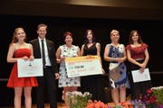 Die Auszeichnungen für die besten Leistungen gingen an drei junge Frauen: Lena Zweifel, Grabs (1. von links), Lara Donielli, Romanshorn (4. von links) und Janina Wurster, Ruggell (ganz rechts). (Bilder: Heini Schwendener)