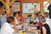 Trotz Hitze: Die Delegierten freuen sich über das Gastrecht in der Wiler Firma S. Müller Holzbau AG. (Bild: Roland P. Poschung)
