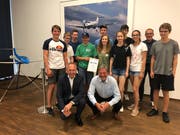 Die Siegerklasse aus Beckenried mit Lehrer Thomas Hampp (Zweiter von rechts) und Kurt Bucher, Personalchef der Pilatus-Flugzeugwerke, sowie Bildungsdirektor Res Schmid (vordere Reihe von links). (Bild: PD, Stans, 24. Juni 2019)
