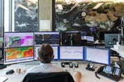 Meterologe Roland Mühlebach in der Zentrale von Meteo Schweiz (Bild: Severin Bigler)