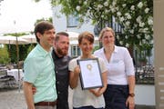 Richard Butz (links), Hotelleiter von Schloss Wartegg, freut sich zusammen mit seinen Kollegen über die Auszeichnung. (Bild: Ines Biedenkapp)