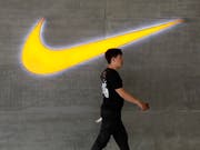 Der Nike-Konzern hat im abgelaufenen Geschäftsquartal zwar etwas mehr Umsatz verzeichnet - der Konzerngewinn ging dagegen markant zurück. (Bild: KEYSTONE/EPA/WU HONG)