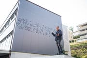 Künstler Michaël Lucerne bei der Einweihung des Werks «Metropolitan» beim Schulhaus Linde. (Bild: Manuela Jans-Koch, Wauwil, 27. Juni 2019)