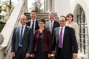 Die Obwaldner Regierung (von links): Christoph Amstad, Christian Schäli, Maya Büchi, Daniel Wyler und Josef Hess mit Landschreiberin Nicole Frunz Wallimann. (Bild: Izedin Arnautovic, Sarnen, 8.April 2018)