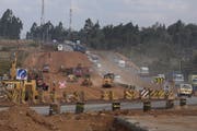 Die chinesische Baufirma China Wu Yi erweitert eine Strasse nördlich der kenianischen Hauptstadt Nairobi. Bild: Daniel Irungu/EPA (Kiambu, 9. April 2019)