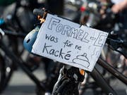 Die Velodemo gegen den Formel-E-Grossanlass in Bern hat wohl ein juristisches Nachspiel: Der Veranstalter will wegen der entstandenen Schäden eine Strafanzeige einreichen. (Bild: KEYSTONE/PETER SCHNEIDER)