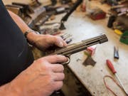 Beim Hantieren mit einer Schusswaffe im Keller hat sich in Winterthur ein 70-Jähriger schwer verletzt. (Bild: KEYSTONE/CHRISTIAN BEUTLER)