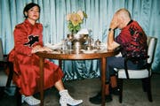 Charlotte Roche und ihr Ehemann Martin Kess (der sein Gesicht lieber nicht zeigen möchte) machen ihre Ehetherapie öffentlich. (Bild: Filiz Serinyel)