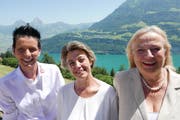 Die Seelisberger Gemeindepräsidentin Judith Durrer mit dem neu gewählten Verwaltungsratsmitglied Angela Schori und Verwaltungsratspräsidentin Barbara Merz (von links). (Bild: Christoph Näpflin, Seelisberg, 27. Juni 2019)