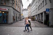 Der Übergang zwischen der alten Pflästerung der Brühlgasse (unterhalb der Sterne) und der neuen Pflästerung der Spisergasse (wo die Fussgängerinnen gehen) ist deutlich zu sehen. (Bild: Benjamin Manser - 6. Dezember 2017)