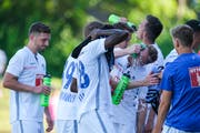 Die FCL-Spieler gönnen sich eine Trinkpause. (Bild: Martin Meienberger / Freshfocus, Zug, 29. Juni 2019)