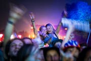 Gute Laune bei den Festivalbesuchern am Samtagabend. (Bild: Michel Canonica)