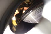 Ein solcher Riss auf der Bremsscheibe ist gemäss Zuger Polizei nicht zulässig. (Bild: Zuger Polizei, 28. Juni 2019)