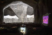 Im Vordergrund eine Arbeit Ursula Pallas, rechts Peter Mettlers Lavastrom. (Bild: Urs Bucher)