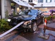 Mit der gerammten Leitschranke war der 21-Jährige im Zentrum von Rapperswil-Jona unterwegs. (Bild: Kapo SG)
