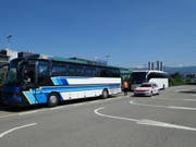Waschmaschine und Möbel im Gepäck: Die Verkehrspolizei Zug hat am Freitag bei Kontrollen einen Chauffeur eines Cars aus Serbien verzeigt, der unerlaubtes Transportgut dabei hatte. Zudem wurden zwei weitere Carchauffeure verzeigt.