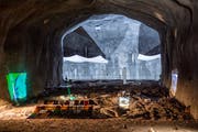 Im Vordergrund der Notausgangsstollen, im Hintergrund die Kaverne. (Bild: Urs Bucher)