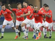 Die chilenischen Spieler freuen sich über den Halbfinal-Einzug (Bild: KEYSTONE/AP/ANDRE PENNER)