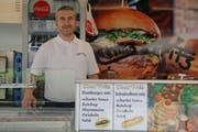 Ameti Fazli, der heutige Betreibe von Chez Fritz. Der älteste Fast-Food-Stand der Stadt St.Gallen steht auf dem Blumenmarkt. (Bild: Emma-Emily Wolf)