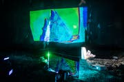 Andy Guhl hat für einmal keine Soundinstallation gebaut, sondern inszeniert Mikrochips der Firma Espros mit Licht. (Bild: Urs Bucher)