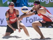 Adrian Heidrich (am Ball) und Mirco Gerson sind mit einem Zweisatzsieg in die Beachvolleyball-WM in Hamburg gestartet (Bild: KEYSTONE/PETER SCHNEIDER)