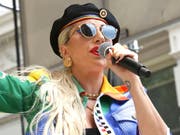 Lady Gaga ist bei einer Feier zum Jahrestag der Stonewall-Proteste, einem Wendepunkt für die Schwulenbewegung, überraschend aufgetreten. «Ihr seid so geboren, und ihr seid Superstars!» sagte sie in Anspielung auf ihren Song «Born This Way». Dieser wurde zu einem Hit der Homosexuellenbewegung. (Bild: KEYSTONE/AP Invision/GREG ALLEN)
