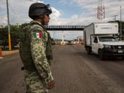 Mexiko will tausenden Migranten in Arbeit bringen und unterzeichnet dazu Vereinbarungen mit Firmen. (Bild: KEYSTONE/AP/OLIVER DE ROS)